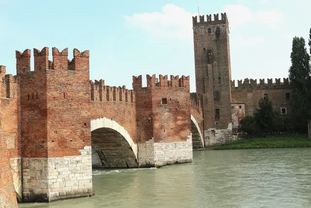 Castelvecchio Verona ponte scaligero. Medieval city in Veneto region to visit with a chauffeur service