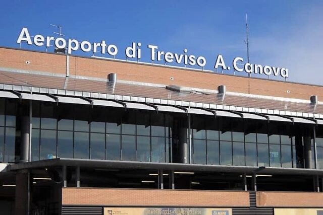 Treviso airport to Venice island with professional driver. Private transfer with Pantarei Chauffeur service